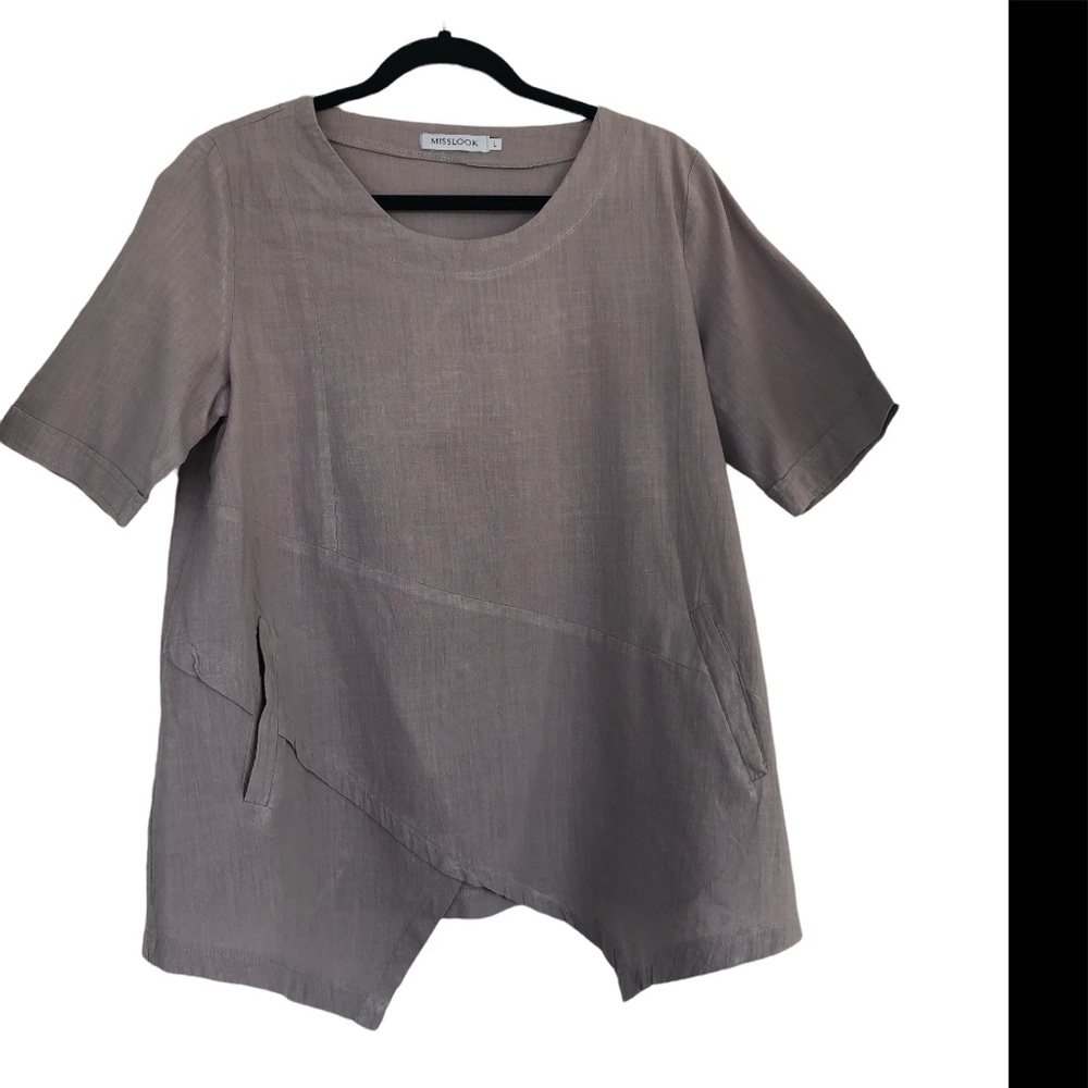 Linen tunic with pockets.